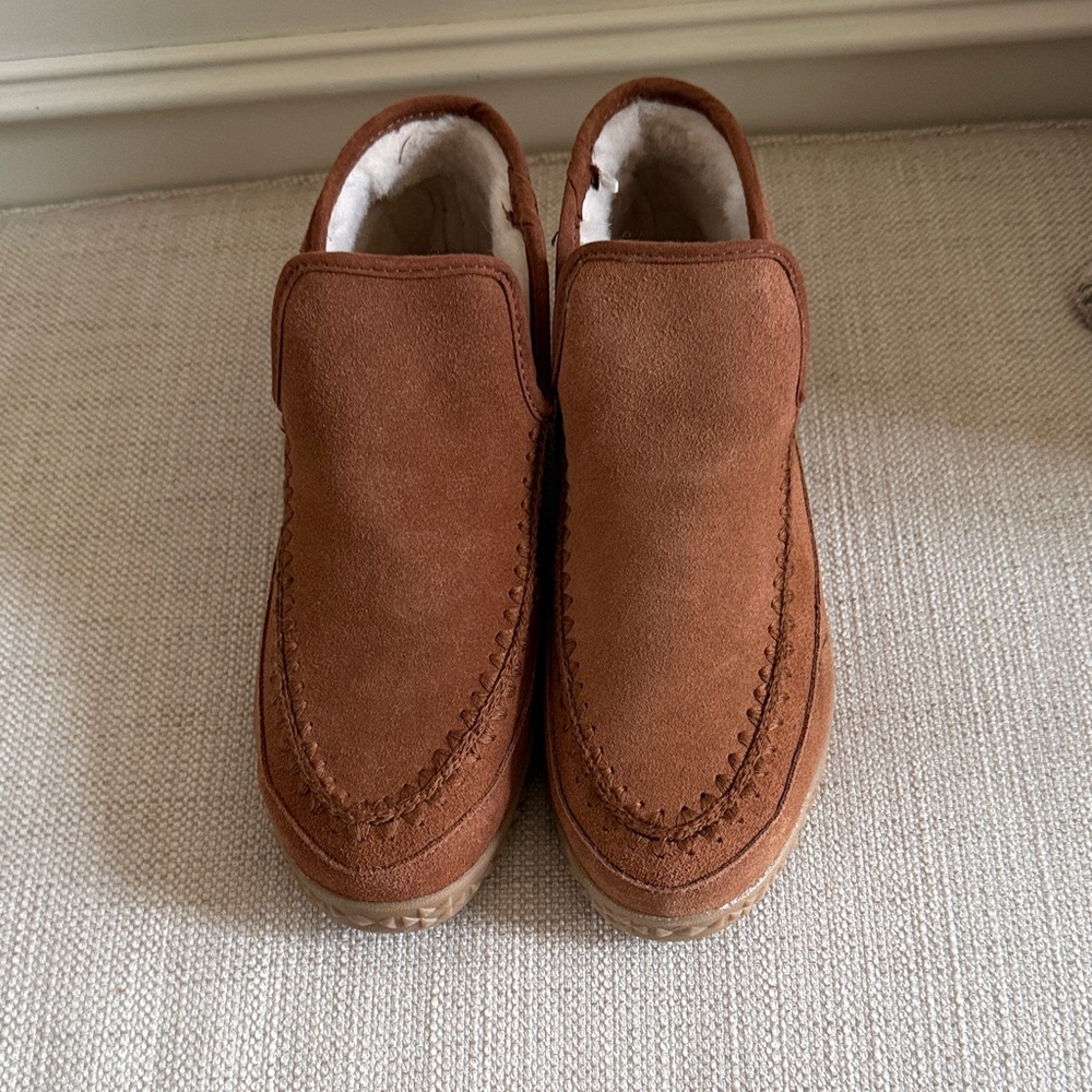 NWT Muk Luks Ladies Size 10 Tan Suede Slip-Ons